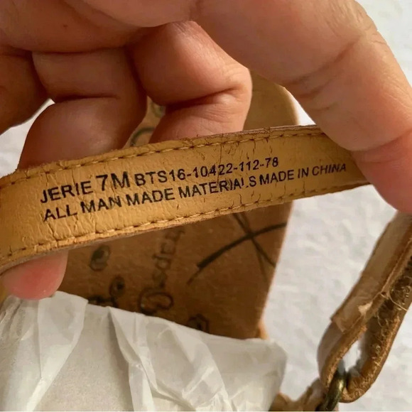 Baretraps Size 7M Jerie
Caramel Strappy Comfort
Sandals - Hook & Loop Closure - Picture 8 of 8